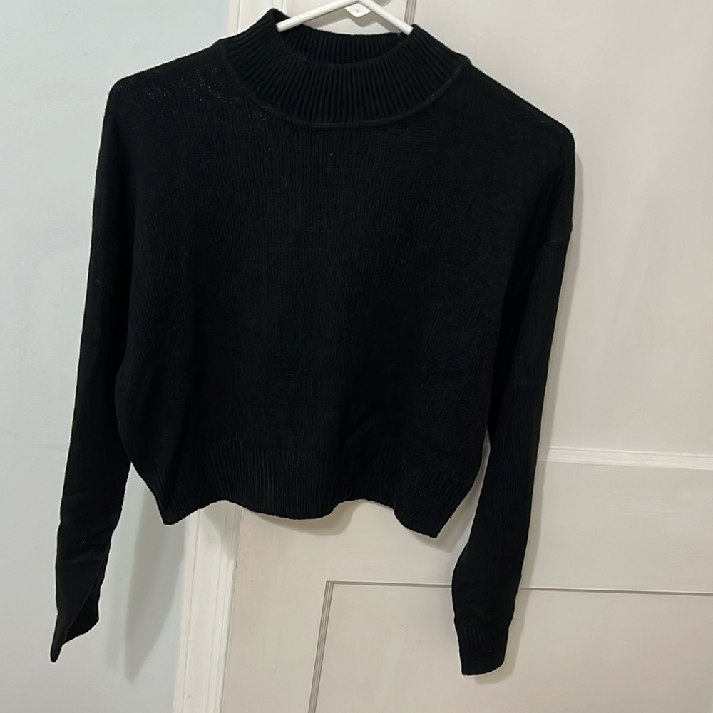 Crop long sleeve top